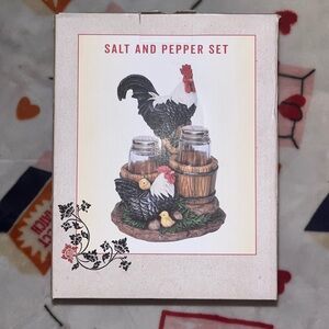 Cracker Barrel salt and pepper shaker set